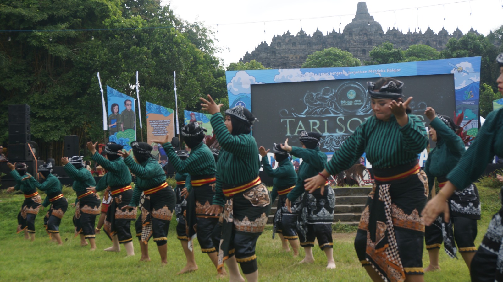 ATRAKTIF: Sejumlah guru di Kabupaten Magelang menari tarian Soreng pada pembukaan Pameran dan Festival Bulan Merdeka Belajar di Taman Aksobya, kompleks Candi Borobudur, Sabtu sore (25/5).&nbsp;(Dok: Humas