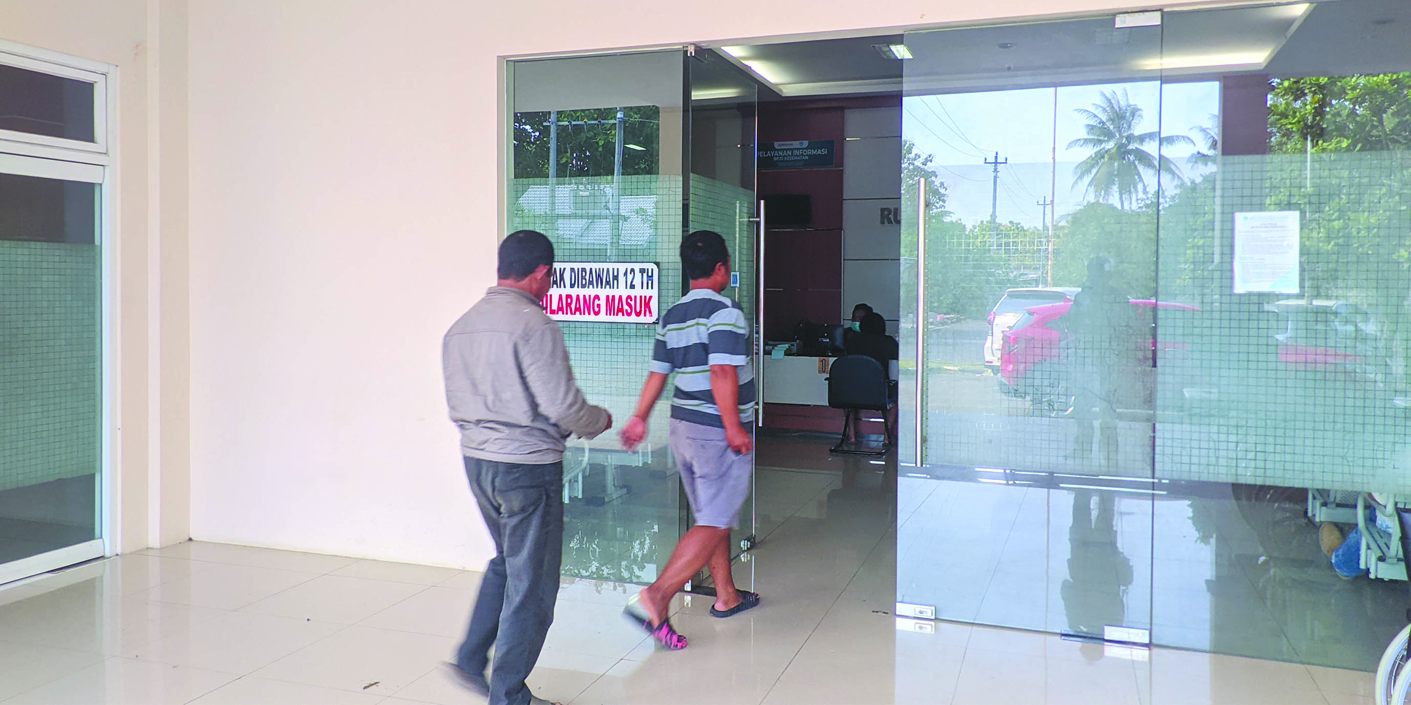 KERACUNAN LAGI: Tiga warga yang diduga keracunan dirawat di RS Bethesda Wonosari, Gunungkidul. Akibat peristiwa ini, satu orang meninggal dunia.&nbsp;(Andi May/Radar Jogja)