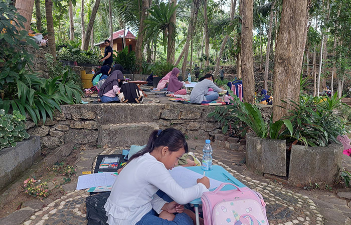 FOKUS: Anak-anak saat mengikuti lomba menggambar di tengah taman jamu.