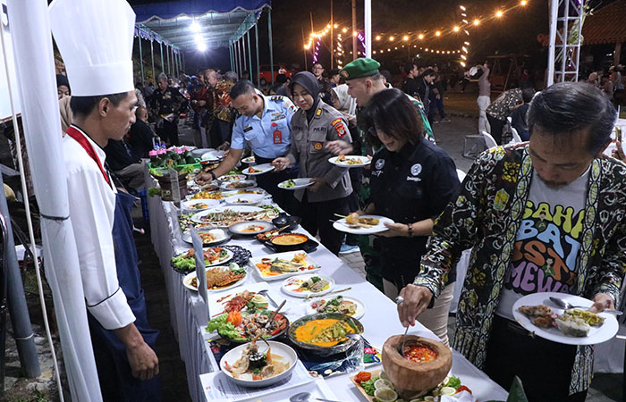 AGENDA BARU: Pj Bupati Kulon Progo Srie Nurkyatsiwi saat mencicipi masakan peserta lomba di Menoreh Food Fest Kulon Progo Sabtu (25/5) malam.
