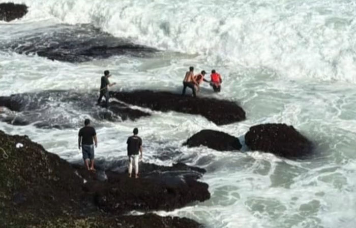 EVAKUASI: Proses penyelamatan dua bocah yang terseret ombak di Pantai Ngobaran, Saptosari, Gunungkidul, pukul 14.45, Minggu (26/5).
