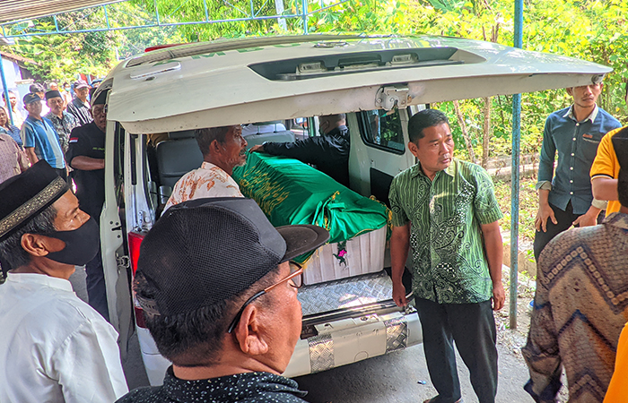 BERTAMBAH: Proses pemakaman jenazah laki-laki lansia korban keracunan di Playen, Gunungkidul, Senin (27/5).