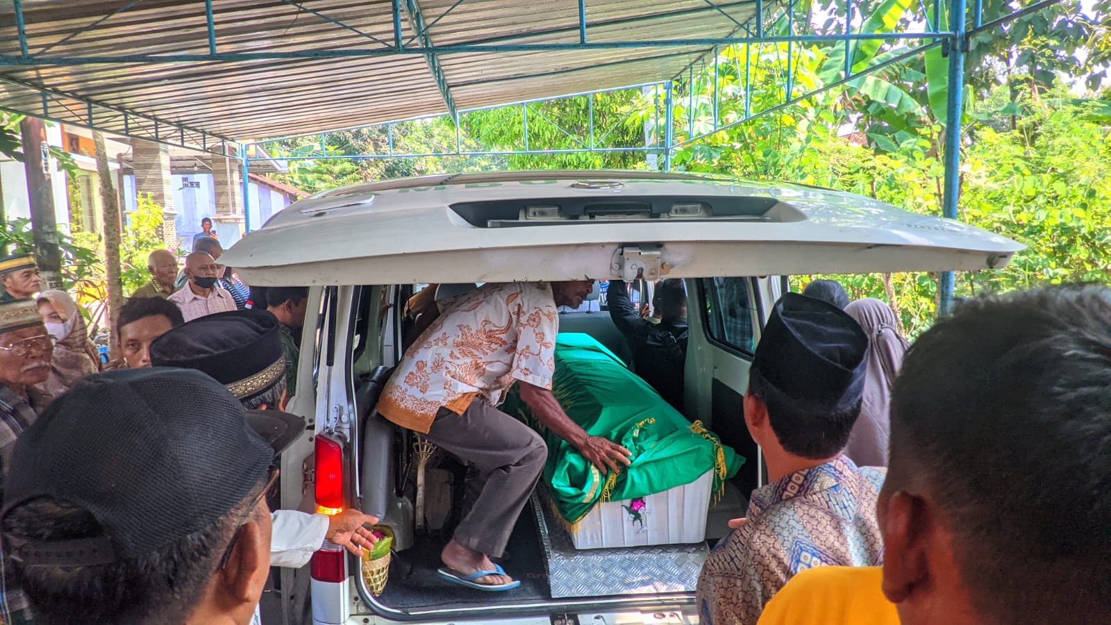 Proses pemakaman jenasah lansia korban keracunan di Playen, Kabupaten Gunungkidul, Senin (27/5).