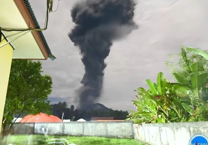Abu vulkanik dengan tinggi enam kilometer terbentuk karena aktivitas erupsi Gunung Ibu di Maluku Utara, Senin (27/5)