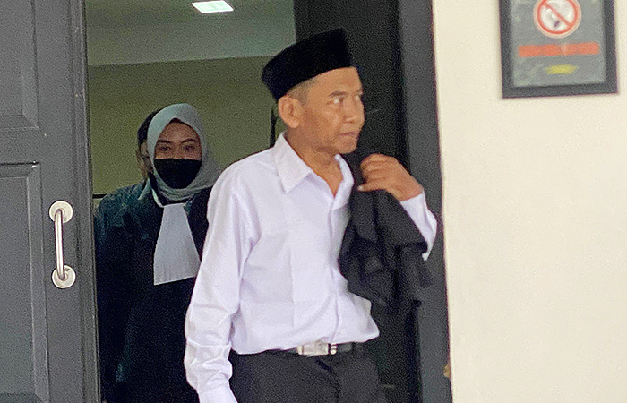 Terdakwa Kasidi seusai menjalani sidang tuntutan di Pengadilan Negeri (PN) Tindak Pidana Korupsi dan Hubungan Industrial (Tipikor HI), Jogja, Senin (27/5).