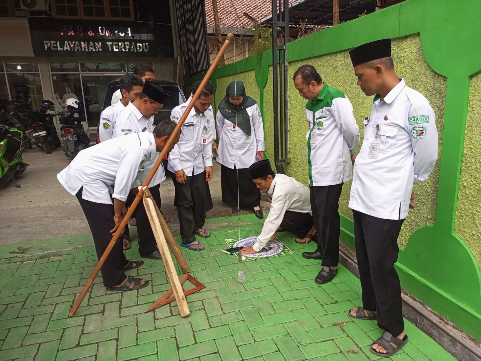 AKURASI : Jajaran Kemenag Kebumen melaksanakan pengukuran arah kiblat di halaman terbuka kompleks Kantor Kemenag Kebumen.