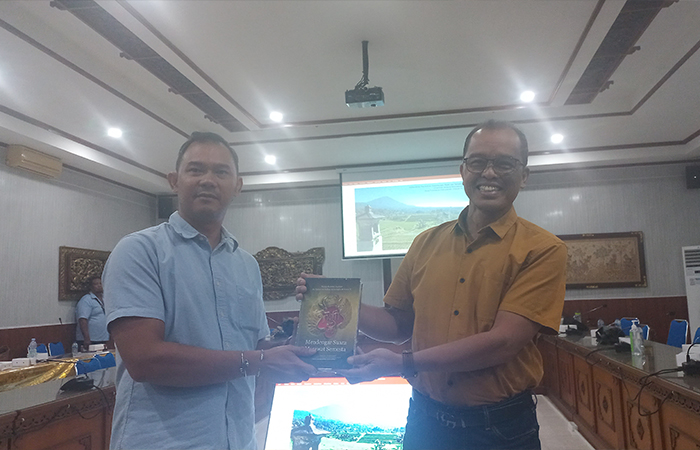 KENANG-KENANGAN: Sekprov DIY Beny Suharsono bersama Kepala BPNB saat penyerahan cinderamata dalam rangka study banding Pemprov DIY&nbsp;ke Bali, (27/5).
