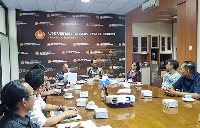 PENJAJAKAN: Jajaran direksi Radar Jogja saat melakukan audiensi dengan Universitas Sanata Dharma (USD) Yogyakarta untuk menjalin kolaborasi bersama (27/5).