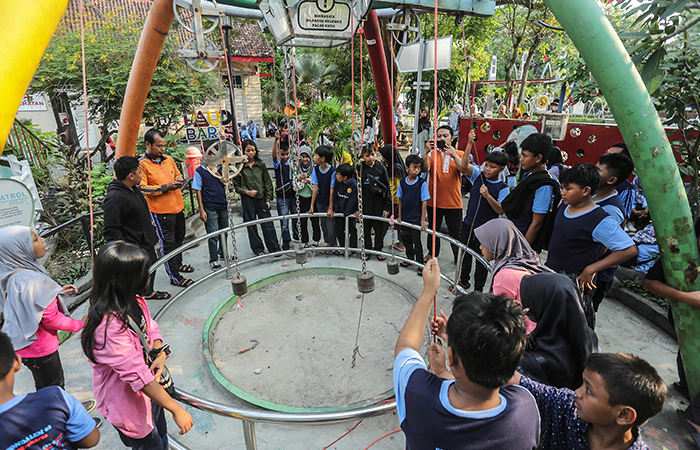Pengunjung mencoba wahana di kompleks Taman Pintar, Ngupasan, Gondomanan, Jogja, Senin (27/5).