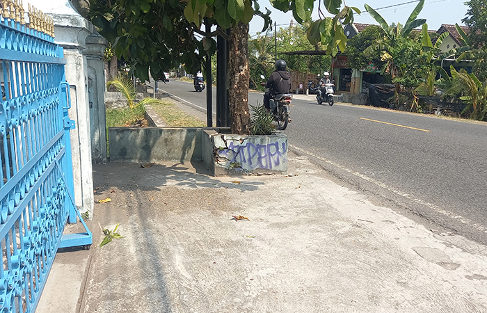 INI LHO: Lokasi kejadian laka lantas di depan rumah Sarinem dan mentok yang sudah dibakar. Sebelumnya mentok ini disebut menjadi penyebab kecelakan di Jalan Parangtritis, Tanjung Karang, Bantul.