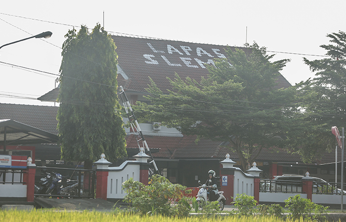 Warga melintas saat sore hari di depan lapas kelas IIB Cebongan, Sleman.