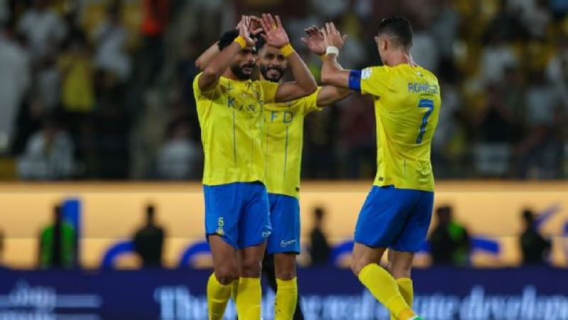 Selebrasi Cristiano Ronaldo usai mencetak gol ke gawang Al Ittihad dan pecahkan rekor pencetak gol terbanyak dalam satu musim (getty)