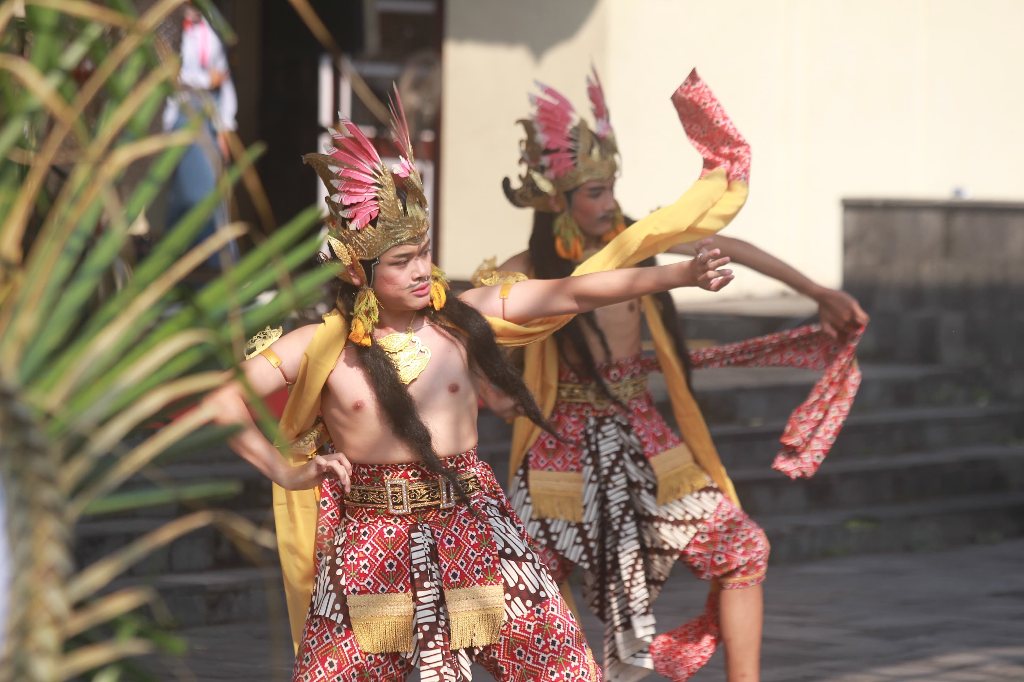 Penari menampilkan Klana Alus Dasalengka  dalam pembukaan acara perayaan Warisan Budaya Takbenda (WBTB) di Plaza Ngasem, Kota Jogja, Selasa (28/5/2024).