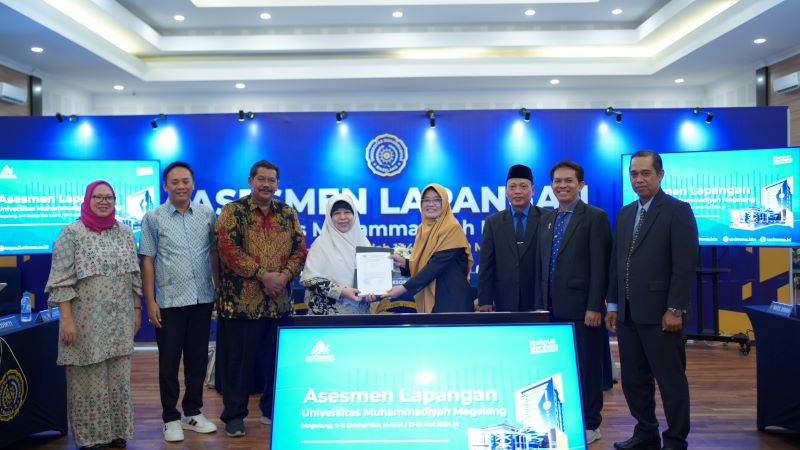 PENILAIAN: Rektor Unimma (kerudung kuning) saat menerima hasil asesmen lapangan, Selasa (28/5/2024).&nbsp;