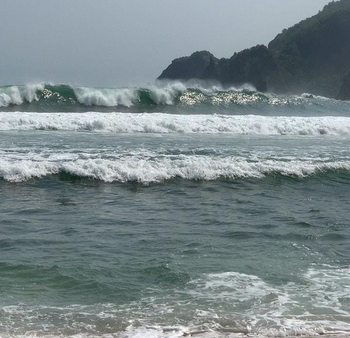 Gelombang tinggi di Kawasan Pantai Selatan Kabupaten Gunungkidul, Selasa (28/5).