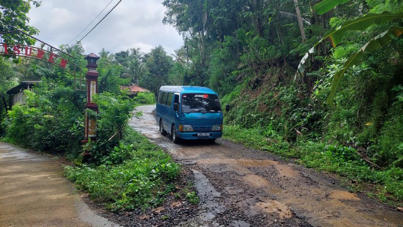 Sulit dilalui: Warga perlu berhati-hati untuk melewati Jalan Bedah Menoreh yang rusak.