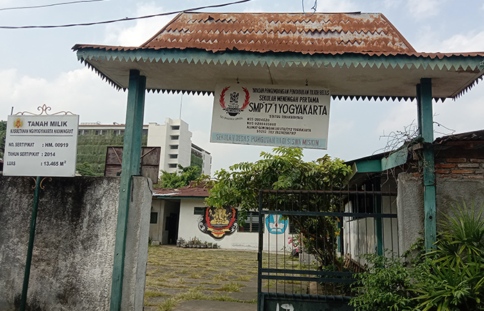 MASIH KOKOH: Gerbang sekolah yang digunakan bersama oleh SMA 17, SMP 17 &ldquo;1&rdquo;, dan SMP 17 &ldquo;2&rdquo; Yogyakarta.