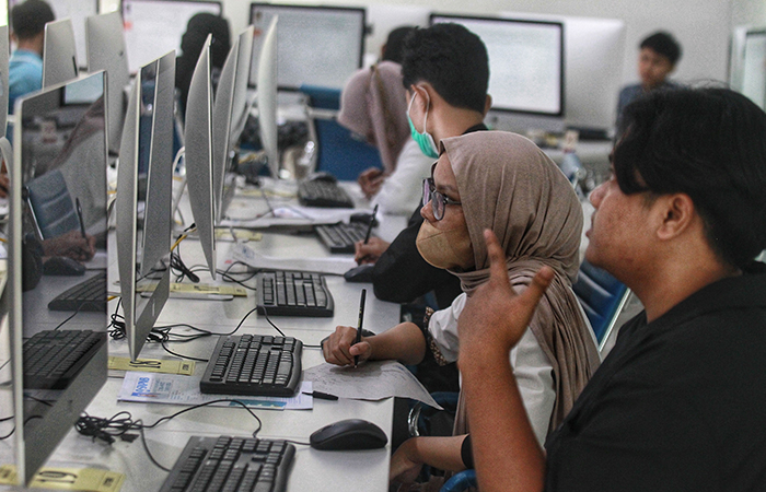 FOKUS: Suasana aktivitas di Digital Library Kampus UNY, beberapa waktu lalu. Pembatalan UKT oleh Kemendikbudristek berdampak terhadap biaya operasional PTN yang menjadi tersendat.
