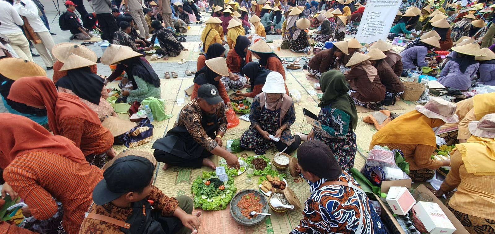 TERBANYAK -  Kemeriahan  peserta terbanyak dalam budaya sambelan Gunungkidul berhasil memecahkan rekor MURI di Kampus Fakultas Vokasi UNY Gunungkidul Selasa (28/5/2024)