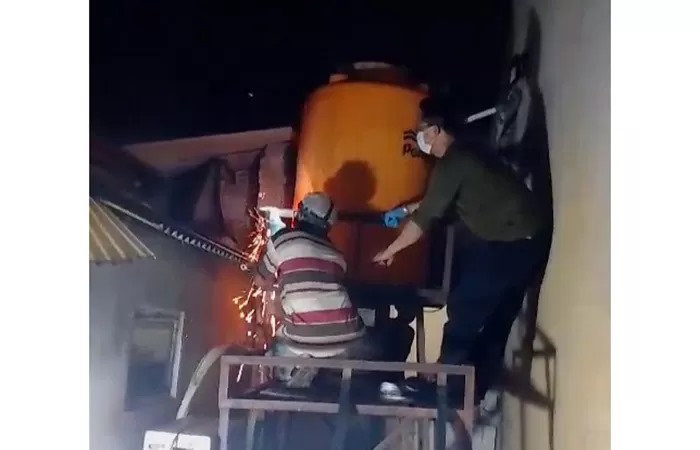 Warga membongkar toren yang berisikan mayat