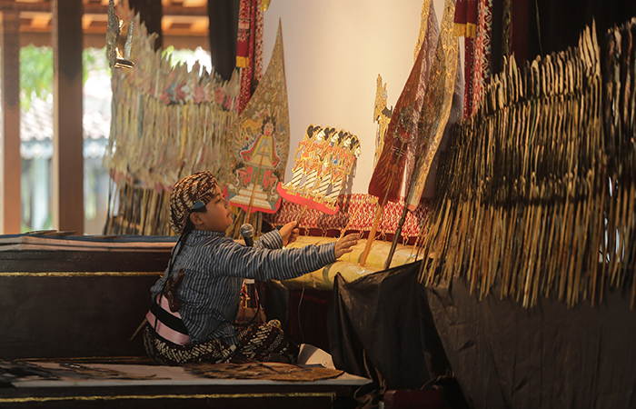 Peserta beraksi saat mengikui festival dalang cilik di kompleks Pendopo Ndalem Ngabean, Patehan, Kraton, Jogja, Selasa (28/5).
