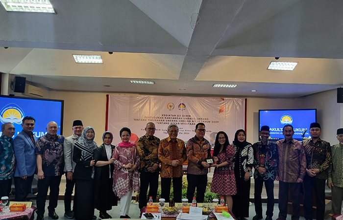 KOMITMEN: Sesi diskusi terkait uji sahih tentang perubahan UU Kepariwisataan oleh Komite III DPD RI berkolaborasi dengan Fakultas Hukum UAJY,(28/5).