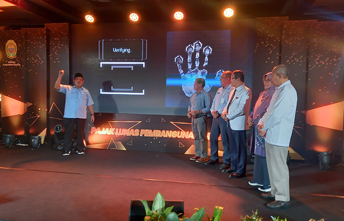 SIMBOLIS: Wakil Bupati Bantul Joko Purnomo saat meluncurkan layanan elektronik untuk SPPT PBB P2 Selasa (28/5/2024).