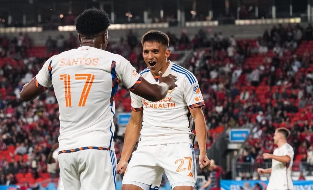 Selebrasi Santos bersama Yamil Asad setelah mencetak gol kemenangan FC Cincinnati atas Toronto FC (ig fccincinnati)