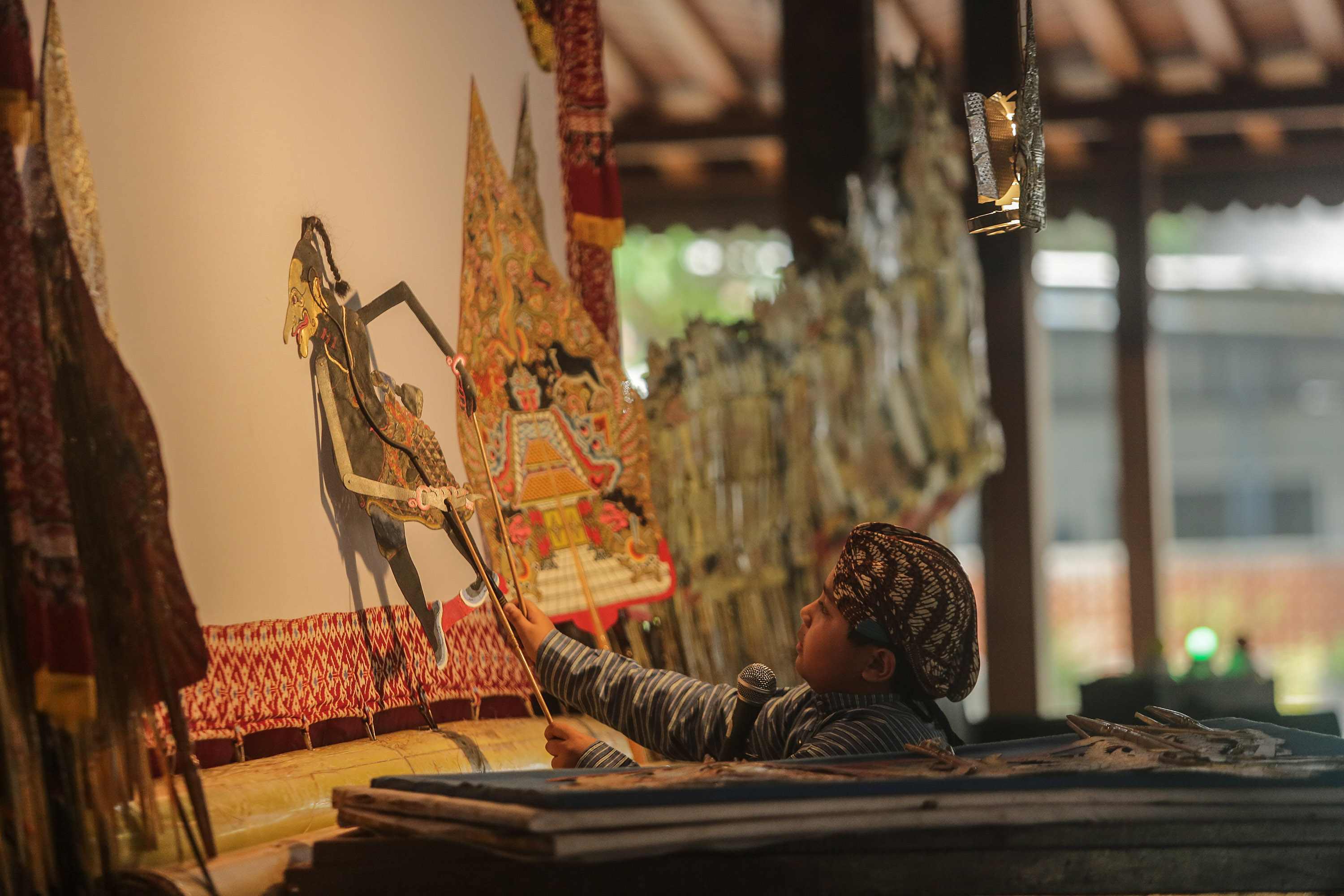 Peserta beraksi saat mengikui festival dalang cilik di kompleks Pendopo Ndalem Ngabean, Patehan, Kraton, Jogja, Selasa (28/5). Disbud Kota Jogja menggelar festival dalang anak tingkat kota Jogja. Kegiatan ini dilaksanakan untuk menjaring seniman dalang an