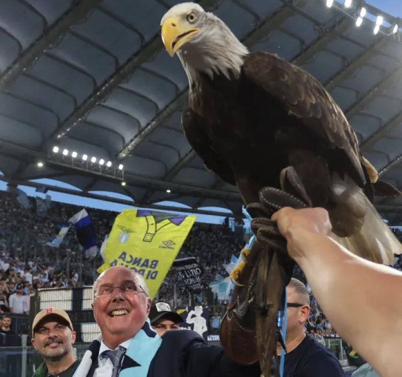 Sven Goran Eriksson foto bersama maskot elang lazio