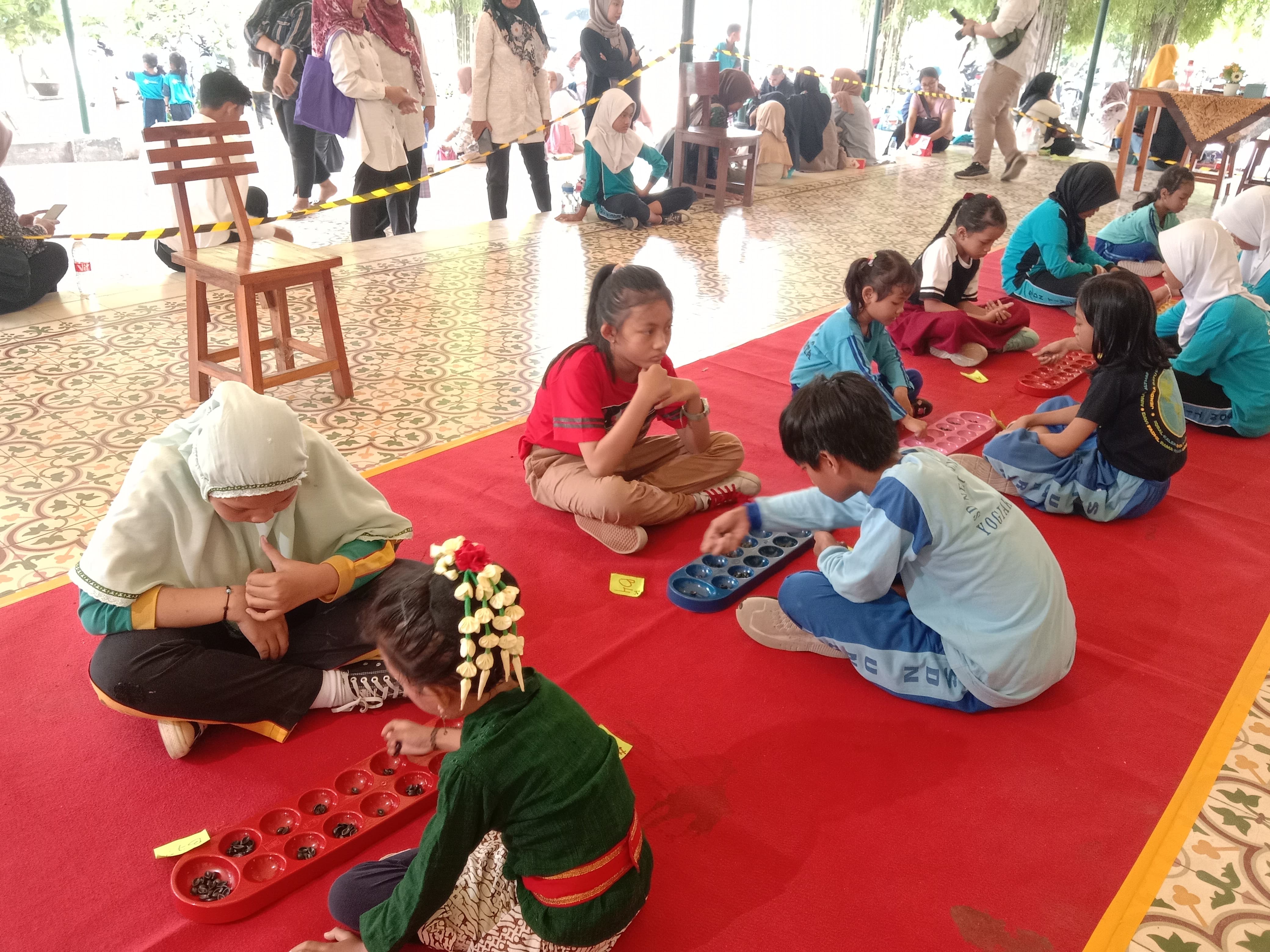 Lomba dakon yang digelar Dinas Kebudayaan Yogyakarta untuk merayakan warisan budaya tak benda, Rabu (29/5)