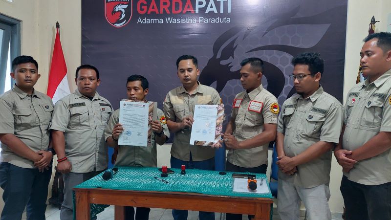RAB memperlihatkan dokumen dukungan ke Ongko yang telah ditandatangani bersama.