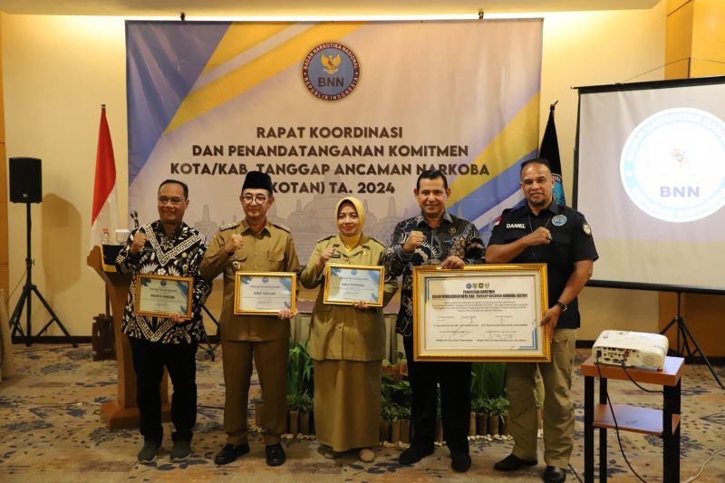 Bupati Purworejo&nbsp;terima penghargaan P4GN, diserahkan langsung oleh Kepala BNN Provinsi Jateng Brigjen Pol Agus Rohmat&nbsp;di Magelang, Selasa (28/5/2024).&nbsp;