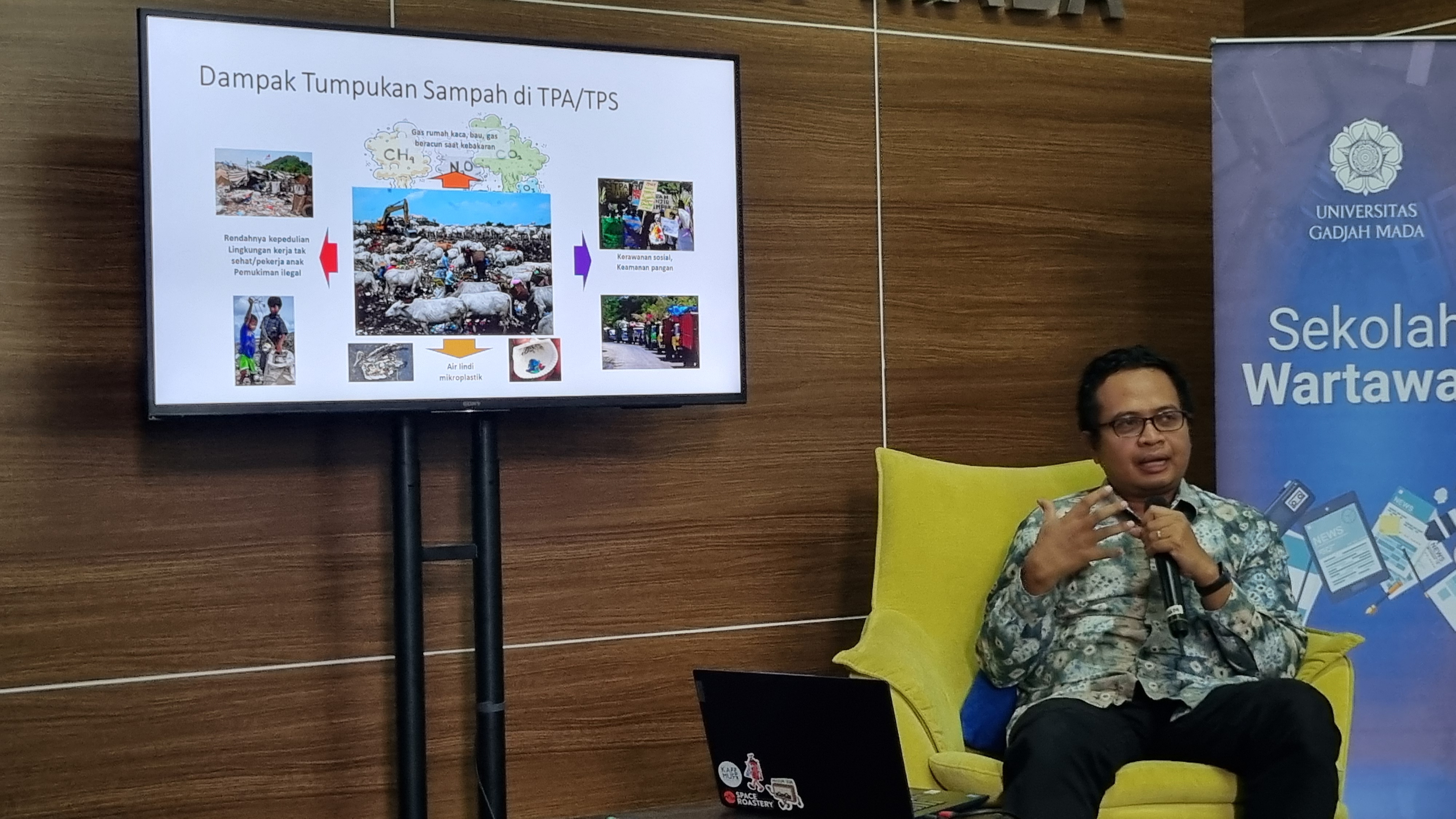 Sesi sekolah wartawan dari dosen Teknik Kimia UGM Prof Ir Chandra Wahyu Purnomo yang membahas darurat tata kelola sampah di Jogjakarta.
