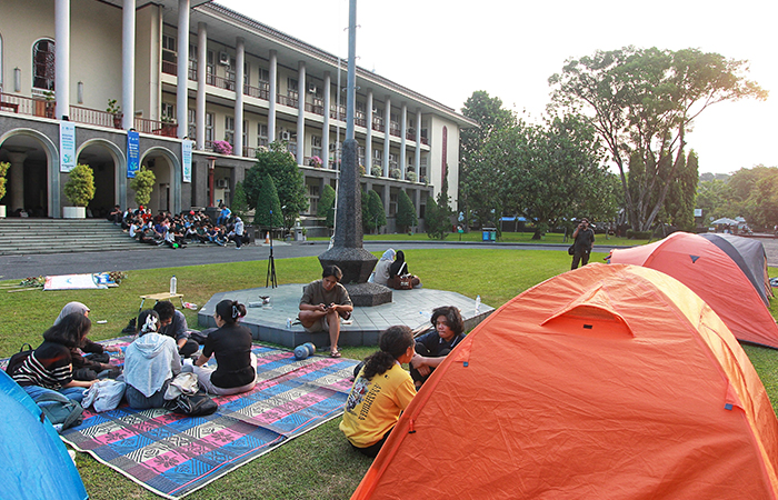 BENTUK PROTES: Mahasiswa UGM mendirikan tenda di depan Balairung UGM Rabu (29/5). Aksi berkemah ini telah dilakukan sejak Senin (27/5) sebagai bentuk protes mahasiswa kepada jajaran rektorat.
