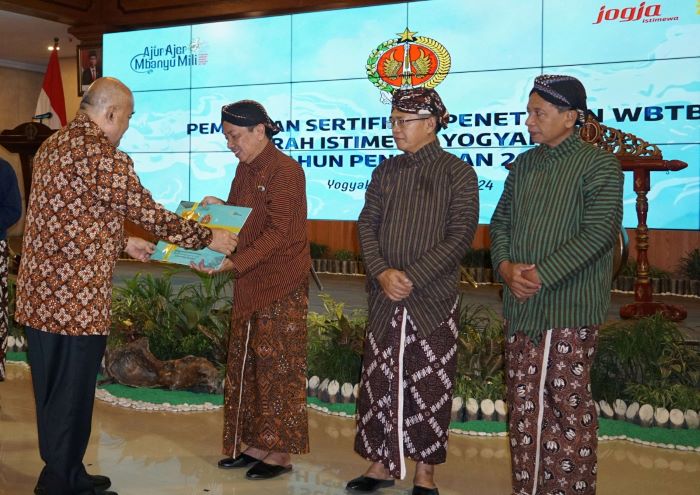 Wali Kota Yogyakarta menerima sertifikat warisan budaya tak benda.