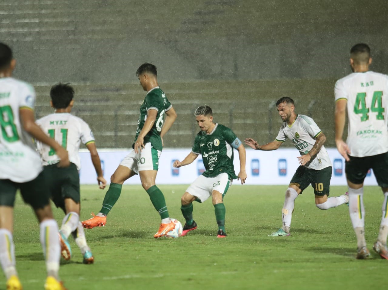 Pemain PSS Sleman musim 2023/2024 saat berebut bola dengan lawan.