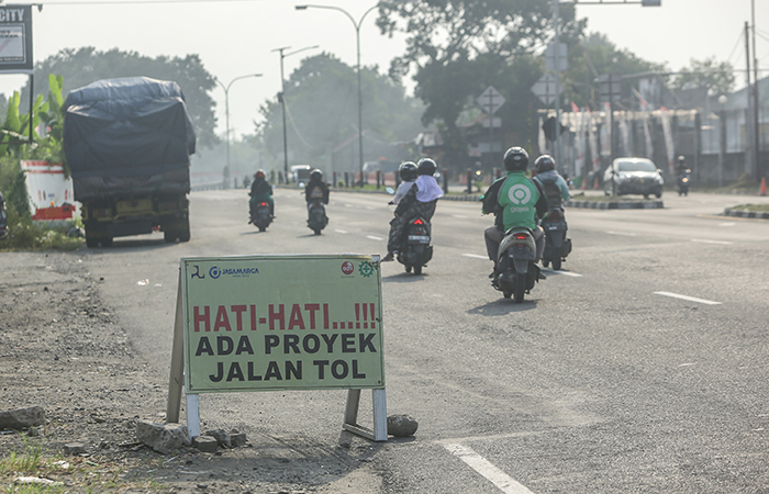 PENANDA: Papan peringatan adanya proyek tol terpasang di ring road utara, Kronggahan, Trihanggo, Gamping Rabu (29/5). Proyek tol Jogja-Solo Seksi 2 paket 2.2 akan dimulai Juni mendatang.