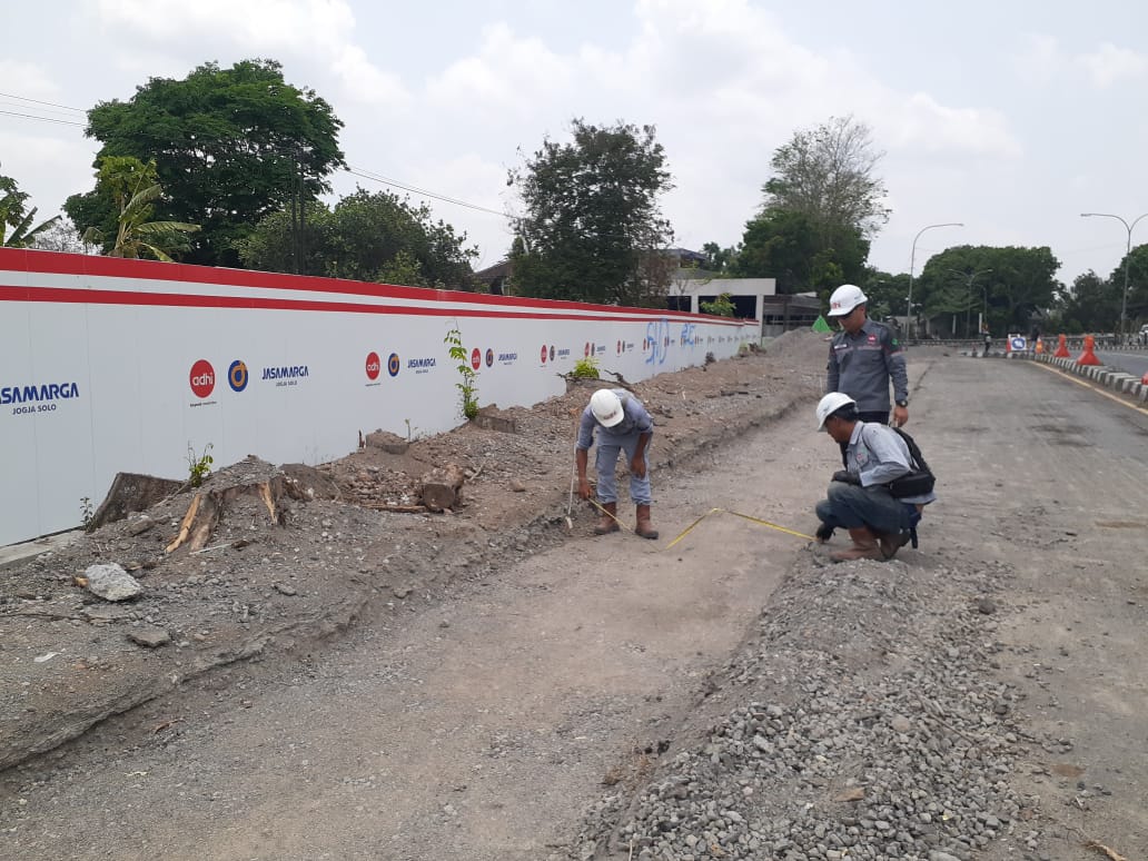 Pekerja proyek pembangunan Tol Jogja-Solo Seksi 2 Paket 2.2 saat meninjau ruas jalan ring road utara yang dilakukan pelebaran beberapa waktu lalu.
