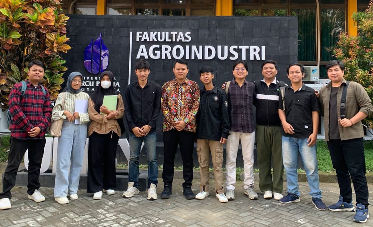 KOLABORASI - Para peneliti tanaman perusak ekosistem jadi makanan ternak alternatif berpose di depan Fakultas Agroindustri, Universitas Mercu Buana Yogyakarta (UMBY) Rabu (29/5/2024)