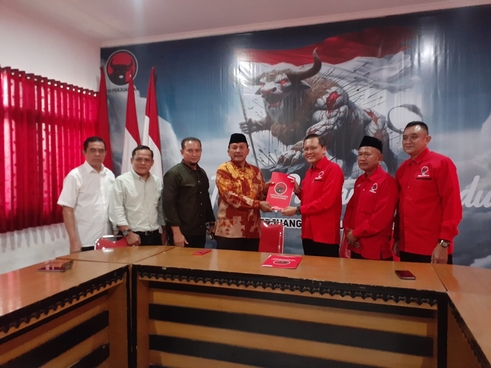 Anggota DPR RI yang juga kader Partai Kebangkitan Bangsa (PKB) Sukamto saat menyerahkan formulir pendaftaran ke pengurus DPC PDI Perjuangan Sleman, Rabu (29/5).