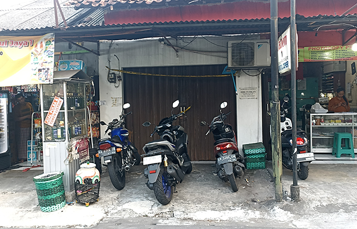 Lokasi salon tempat meninggalnya seorang perempuan berinisial PK akibat melakukan suntik payudara di Padukuhan Tambakbayan, Kalurahan Caturtunggal, Depok, Sleman, Rabu (29/5/2024).
