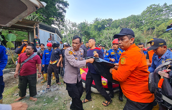 EVAKUASI: Tim gabungan berhasil mengevakuasi seorang santri yang tenggelam di Sungai Elo, Magelang, Rabu (29/5).