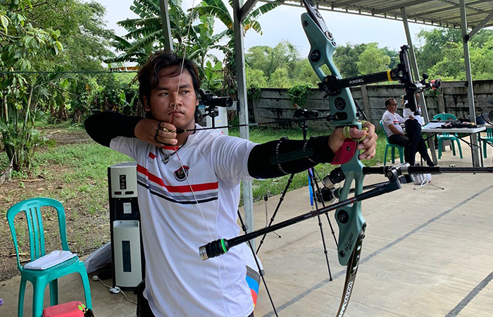 ILUSTRASI PANAHAN: Atlet panahan nasional asal Bantul Arif Dwi Pangestu saat melakukan latihan rutin.