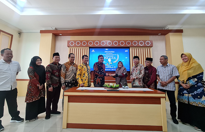 SYUKURAN: Rektor Unimma saat memberikan nasi tumpeng kepada ketua Tim Akreditasi Perguruan Tinggi (APT)&nbsp;Unimma Rabu (29/5).