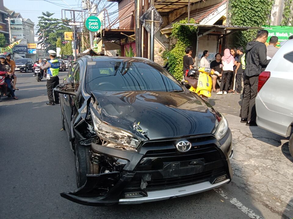 Kecelakaan yang melibatkan tiga mobil dan satu motor di Jalan Affandi
