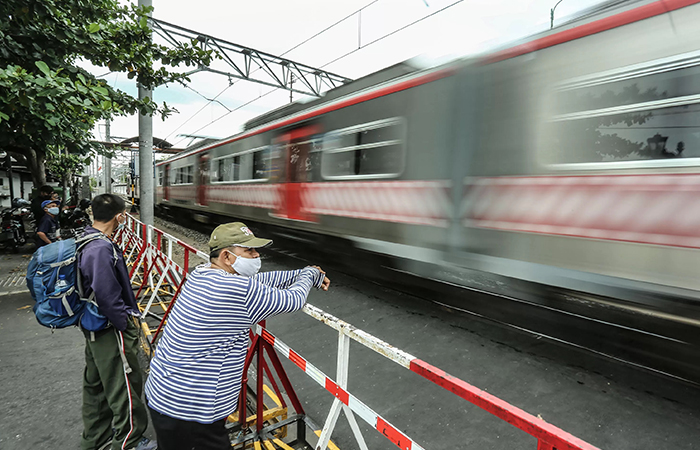 TUMBUH POSITIF: Warga dan wisatawan menyaksikan kereta melintas di tetek Malioboro.