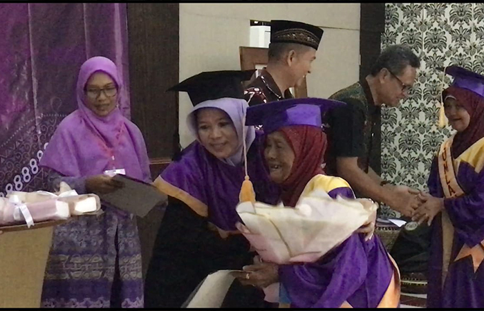 SEHAT:&nbsp;Momen wisuda lansia yang menunjukkan tingkat harapan hidup yang tinggi.