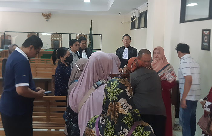 PIKIR-PIKIR: Dedi Risdiyanto berpelukan dengan keluarga usai menjalani sidang putusan tindak pidana korupsi renovasi Stadion Mandala Krida di Pengadilan Tipikor HI Yogyakarta,(30/5).