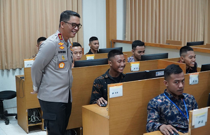 CEK LANGSUNG: Kapolda Irjen Pol Suwondo Nainggolan saat meninjau uji CAT akademik seleksi penerimaan Tamtama Polri TA 2024 Panda DIY&nbsp;di Gedung Limuny UNY.&nbsp;
